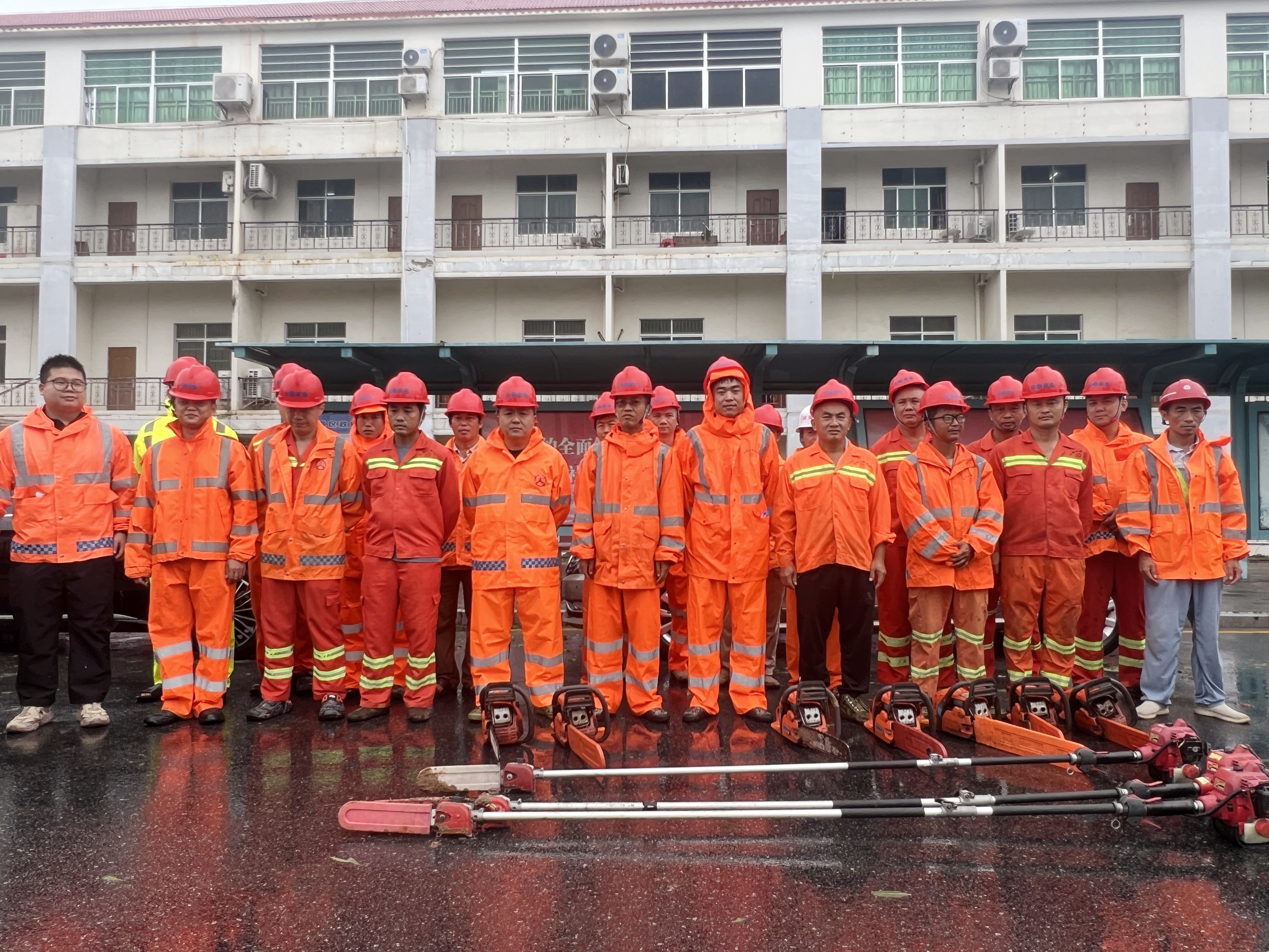 “路”力同心共克时艰 迅速驰援抢通保畅——jxf吉祥坊养护集结实力全力以赴支援三亚抢险救灾